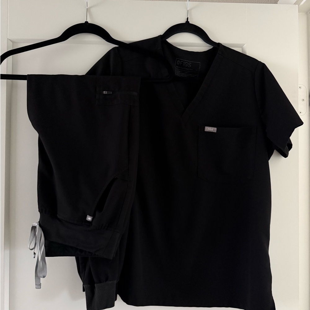 Figs Classic Black Scrub Set